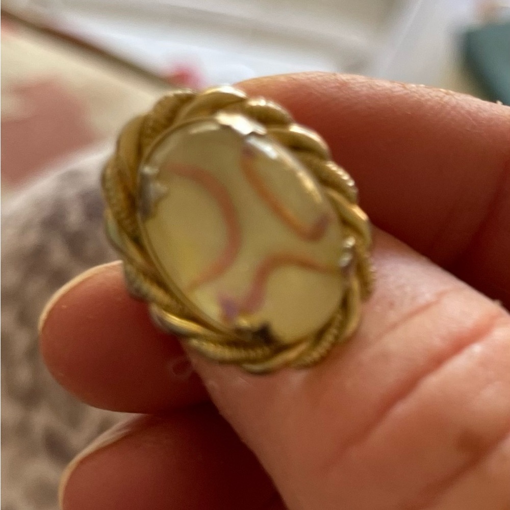 Elegant vintage Gold and Cream Women's Ring